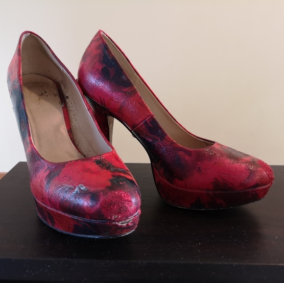 Le Chateau red patterned heels - Picture 1 of 3
